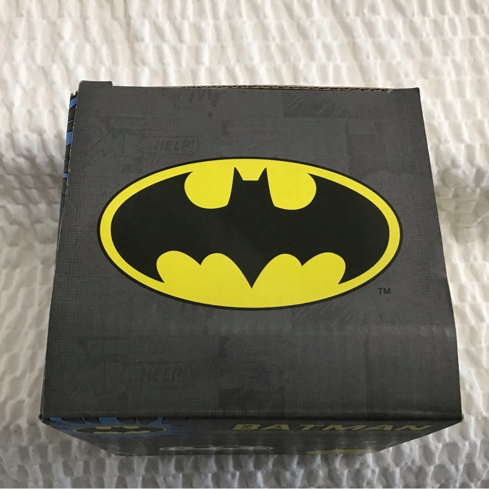 DC Comics Batman Glow In The Dark Logo Mug - Picture 3 of 11